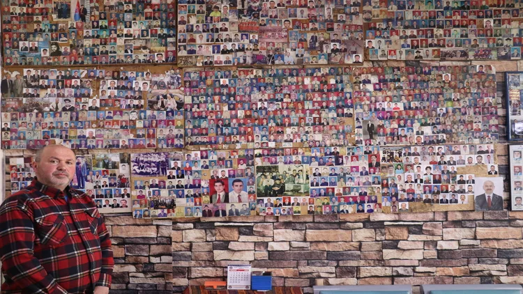 Mahallenin sessiz tarihçisi: 3 bin müşteri fotoğrafıyla kurulan hatıra duvarı