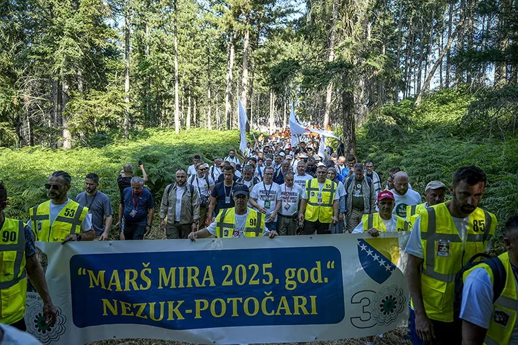 Srebrenitsa Soykırımı kurbanları anısına yapılan “Barış Yürüyüşü” başladı