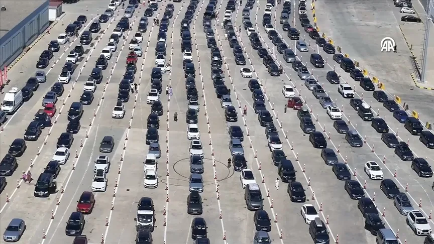 Kapıkule’de tek günde 62 bin 263 yolcu girişiyle rekor kırıldı