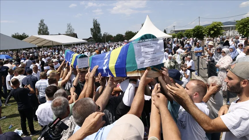 Bosna Hersek’teki savaşta 33 yıl önce öldürülen 7 Boşnak sivilin kalıntıları Prijedor’da defnedildi