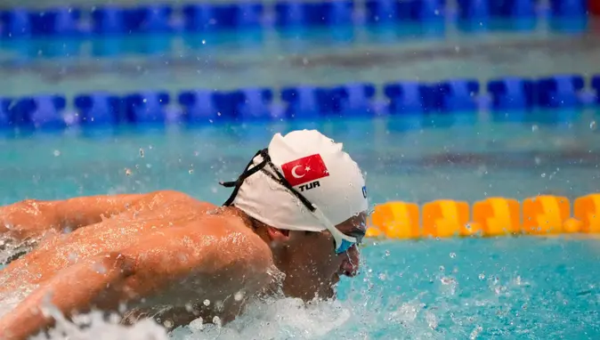 Milli yüzücülerden altın madalya