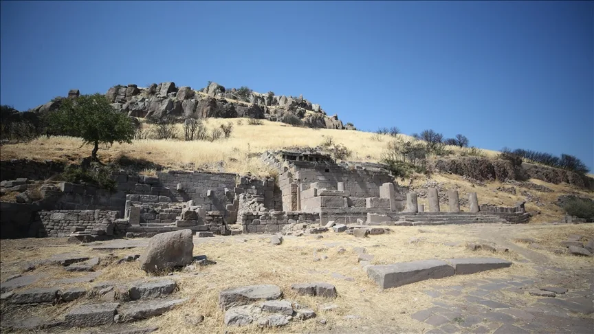 Assos’ta 3 bin 500 yıllık stoa gün yüzüne çıkarılıyor