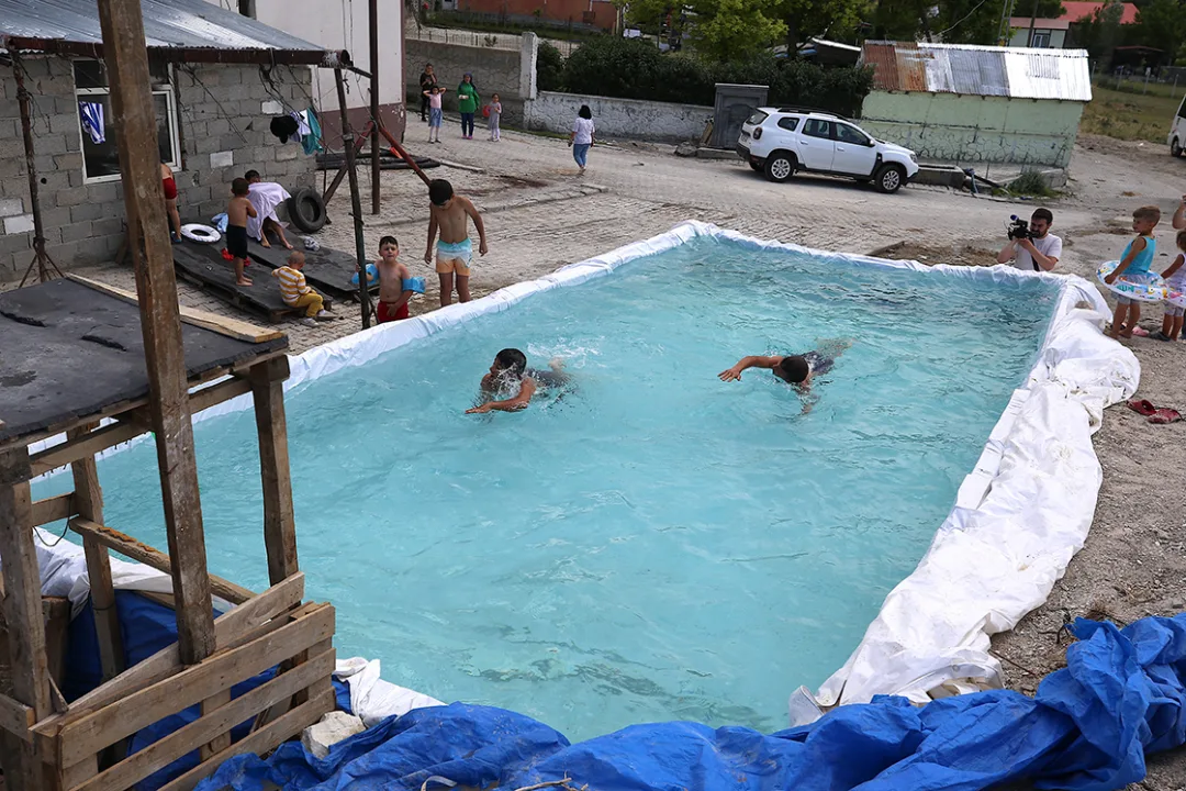 Öğretmen Berhan’ın “köy havuzu” çocukların yaz neşesi oldu