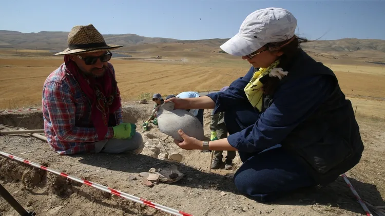 Arkeologlar, kavurucu sıcakta Urartuların asırlar önceki yaşamının izlerini araştırıyor
