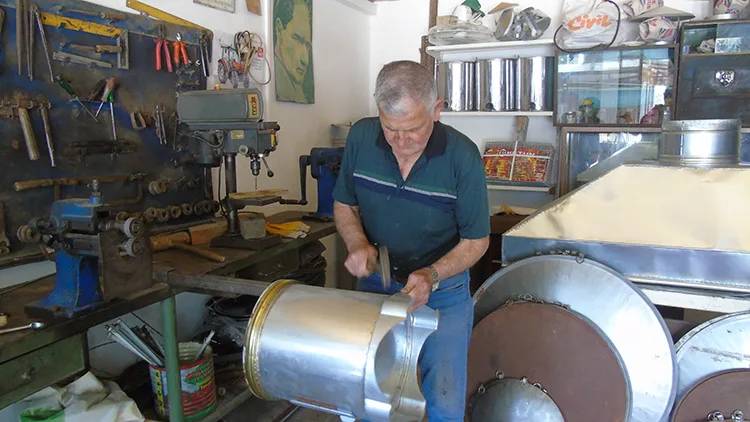 İslahiye’nin son teneke ustası mesleğini ilerleyen yaşına rağmen sürdürüyor