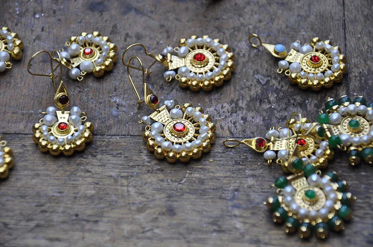 Osmanlı mirası küpeyi gelecek kuşaklara aktarmaya çalışıyor