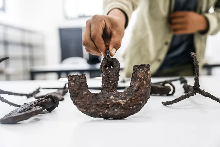 Uzuncaburç Antik Kenti’nde 1600 yıllık olduğu değerlendirilen terazi seti bulundu