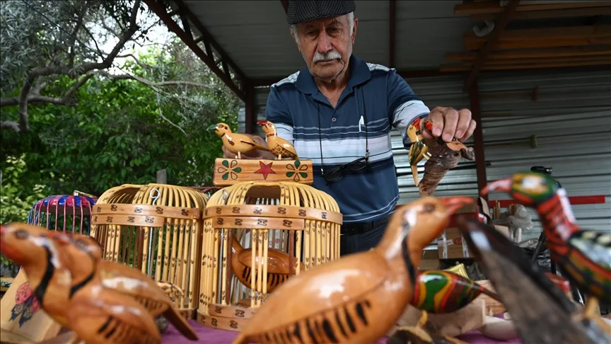 Emekliliğini ahşaptan süs ve mutfak eşyaları yaparak geçiriyor