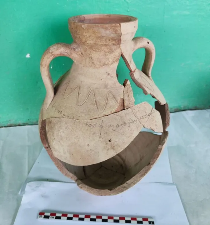 Arkeologlar Tacikistan’da 2000 Yıllık Bir Kadın İsmi Taşıyan Testi Buldu