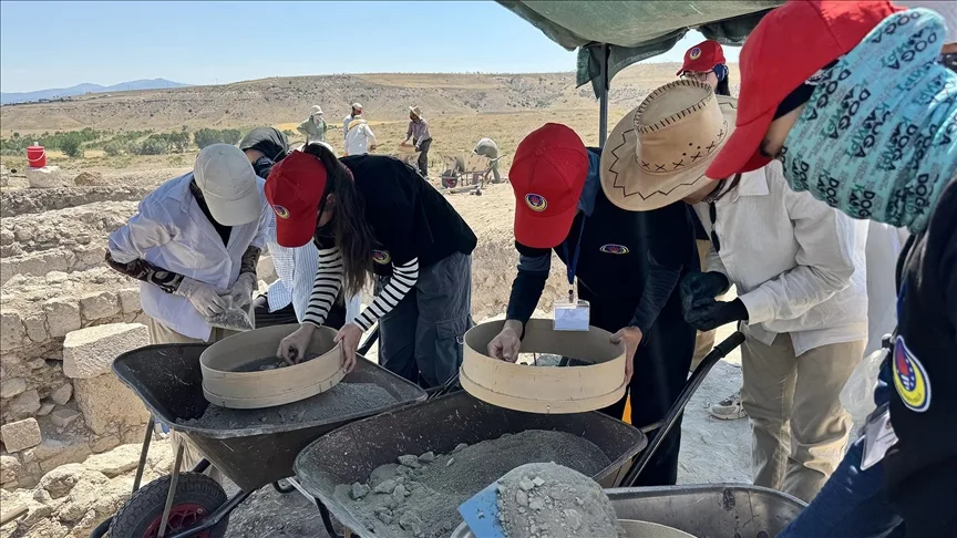 Konya’da lise öğrencileri yaz tatilini arkeoloji kazısında geçiriyor