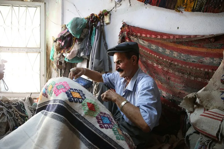 Dedesinden kalan aletlerle 50 yılı aşkın süredir semercilik yapıyor