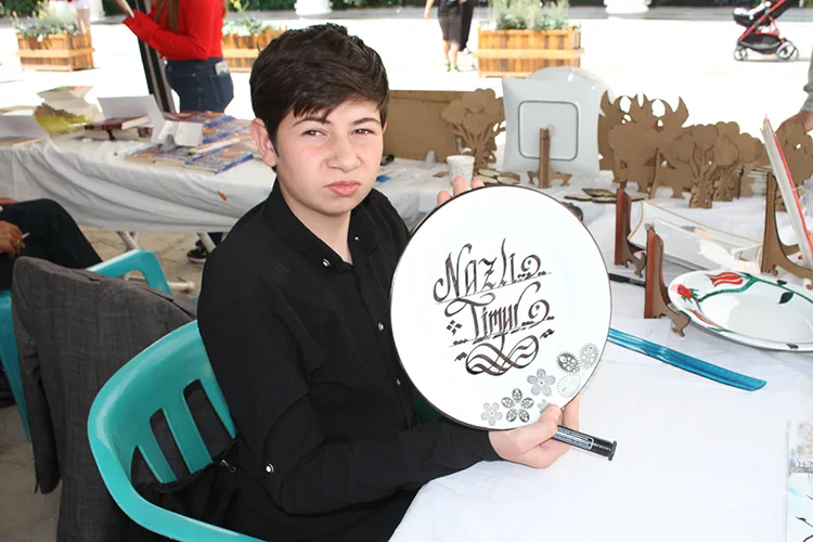 Babasından kaligrafi sanatını öğrenen Yusufcan, ürettiği eserleri sanatseverlerle buluşturuyor