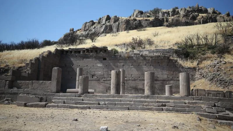 Assos’ta 3 bin 500 yıllık sütunlar gün yüzüne çıkarılıyor