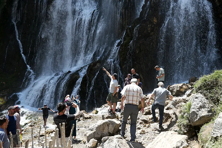 Kar ve buzullardan beslenen Kapuzbaşı Şelaleleri, sıcaktan kaçanları ağırlıyor