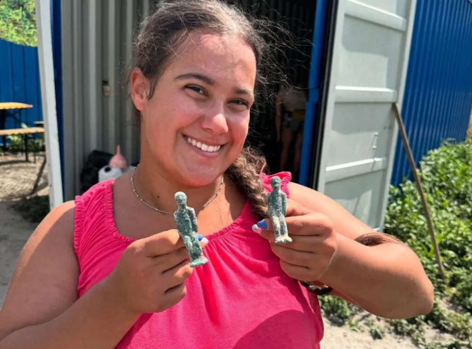 Macar Arkeoloji Öğrencisi Roma Dönemi Brigetio Sitesinde Nadir Bronz Heykelcikler Keşfetti