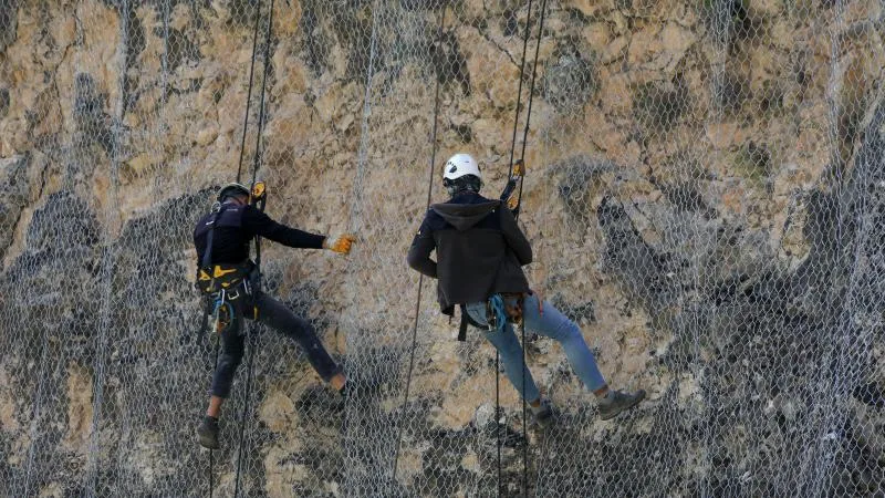 KGM, dik ve sarp yamaçlara 794 futbol sahası büyüklüğünde çelik ağ uyguladı