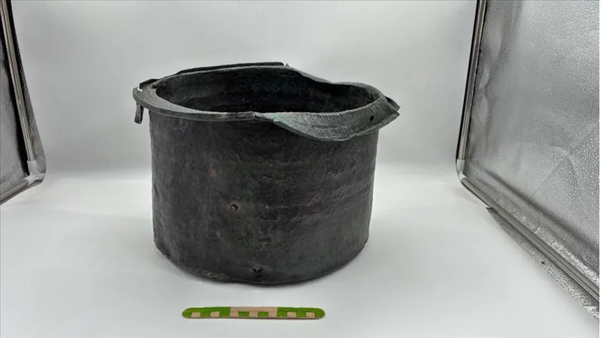 Pergamon Antik Kenti’nde yaklaşık 1400 yıllık bronz kazan günyüzüne çıkarıldı
