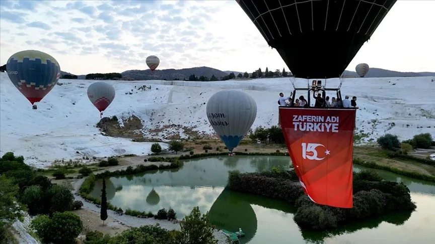 Pamukkale’de sıcak hava balonları Türk bayraklarıyla gökyüzünde süzüldü