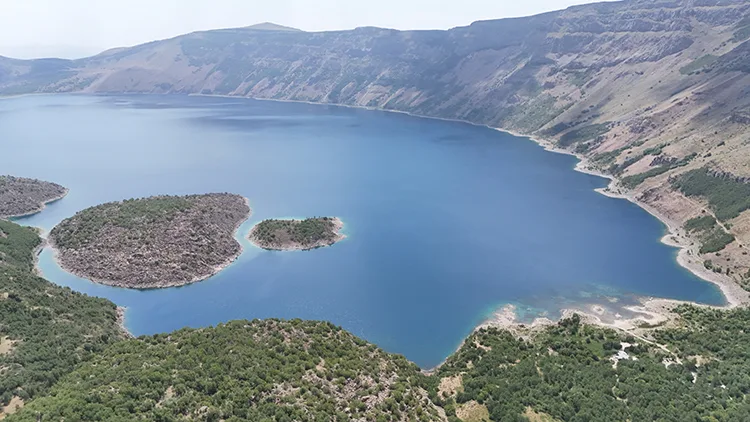Nemrut Krater Gölü doğası ve serin havasıyla ziyaretçilerini ağırlıyor