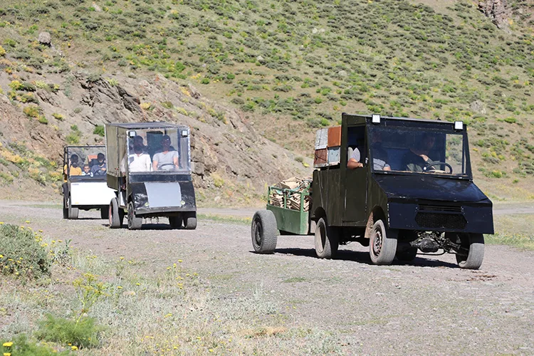 Organik bal ürettikleri dağlara çıkmak için oğlunun yaptığı elektrikli araçları kullanıyor
