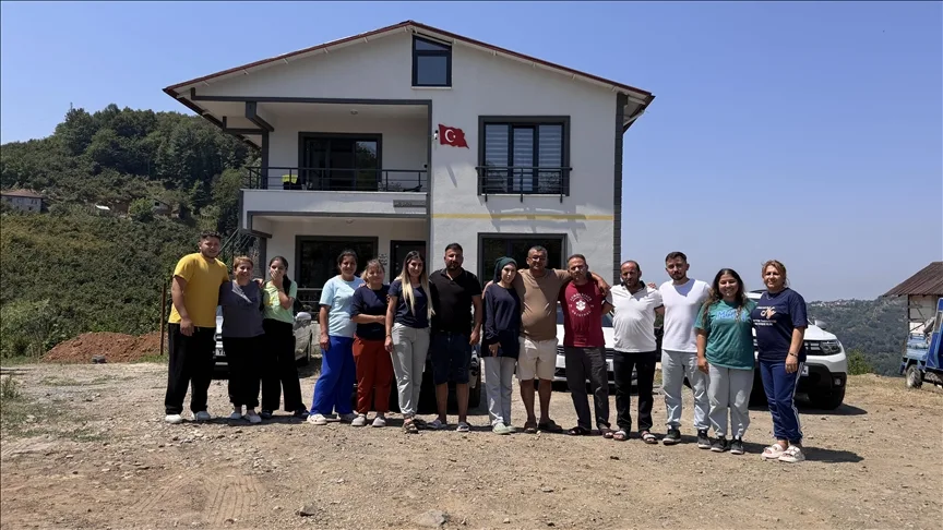 Depremzede aileler, enkazda kendilerine yardım eli uzatan madenciye misafir oldu