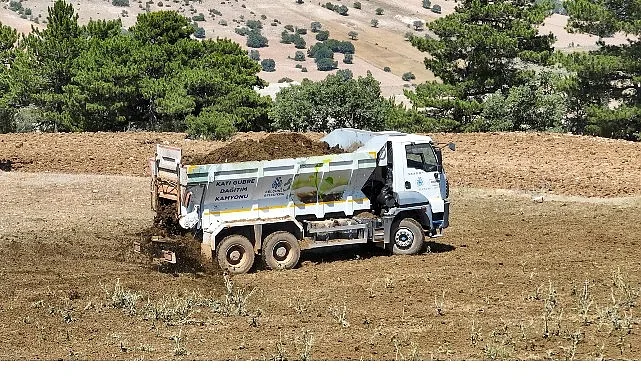 Selçuklu Belediyesi Üreticilere Kamyon Üzeri Gübre Dağıtım Makinesi ile Kolaylık Sağlıyor
