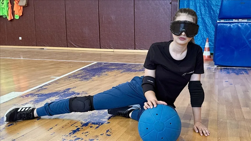 Görme engelli tarih öğretmeni, engellilere örnek olmak için “golbol”e başladı