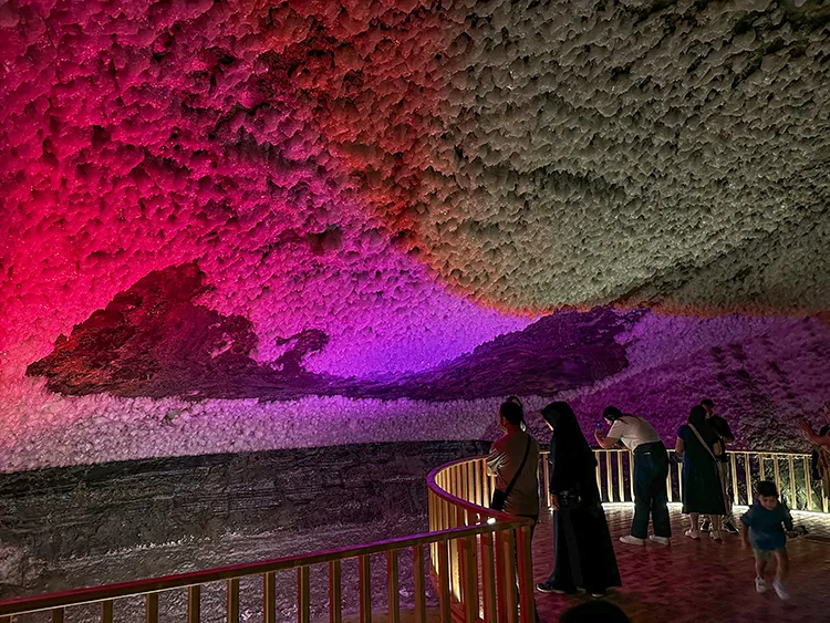 Iğdır Tuz Mağaraları sıcaktan bunalanları serinletiyor