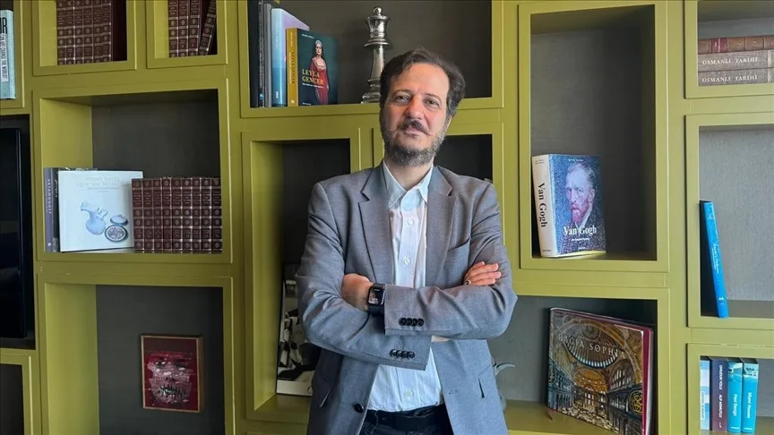 Mehmet Ali Sanlıkol, kendi tasarımı “Rönesans 17” enstrümanıyla yeni albümüne imza attı