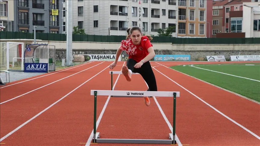 Ayşe Nazlı Aydın, tekvandoyu bırakıp geçtiği atletizmde 50 madalya kazandı