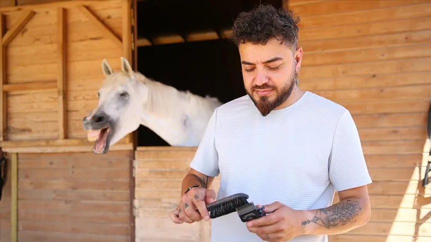 Hafta içi müşterilerini hafta sonu atları tıraş ediyor