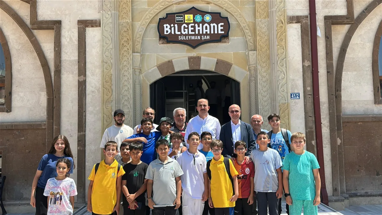 BAŞKAN ALTAY VE BAŞKAN PEKYATIRMACI BİLGEHANE’DE YAZ ETKİNLİKLERİNE KATILAN ÖĞRENCİLERLE BULUŞTU