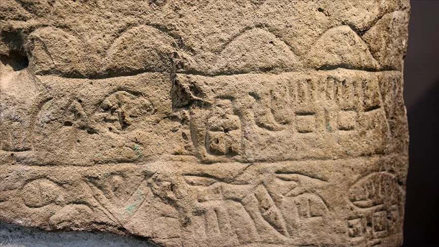 Sivas Arkeoloji Müzesinde sergilenen stelde, Hititlerden 4 kuşağa ait bilgiler yer alıyor