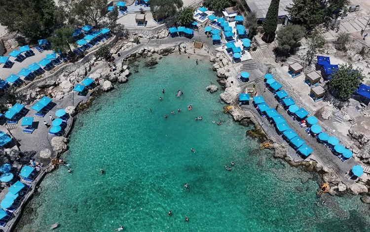 Mersin’deki Yapraklı Koy denizde “havuz keyfi” yapmak isteyenleri ağırlıyor