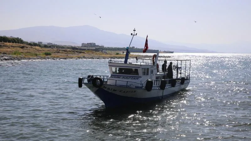 İnci kefali av yasağının sona ermesini halaylarla kutladılar