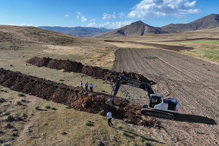 Akademisyenler kazı çalışmalarıyla Van’da deprem üretme potansiyeli olan Erciş fayını araştırıyor
