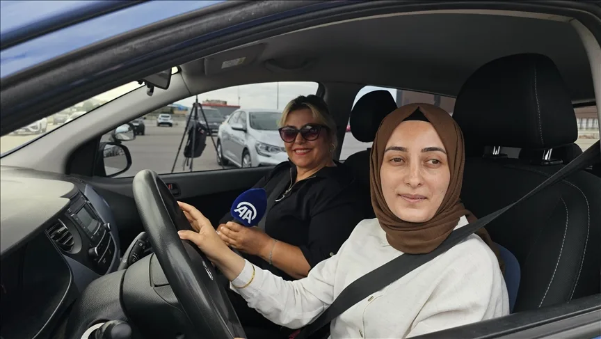 Çorum’da görme engelliler farkındalık amacıyla eğitmen kontrolünde otomobil kullandı