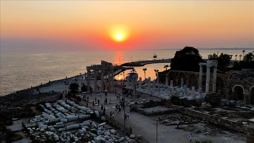 Side Antik Apollon Tapınağı’nda gün batımı, fotoğraf tutkunları için eşsiz kareler sunuyor