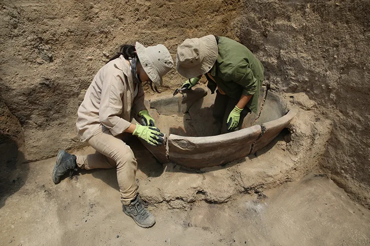 Ayanis Kalesi’nde savaş aletlerinin bulunduğu odaların sırrı araştırılıyor
