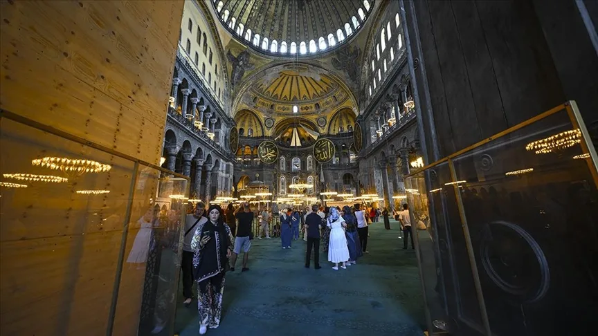 Ayasofya ibadete açıldığı günden bu yana yaklaşık 40 milyon ziyaretçiyi ağırladı
