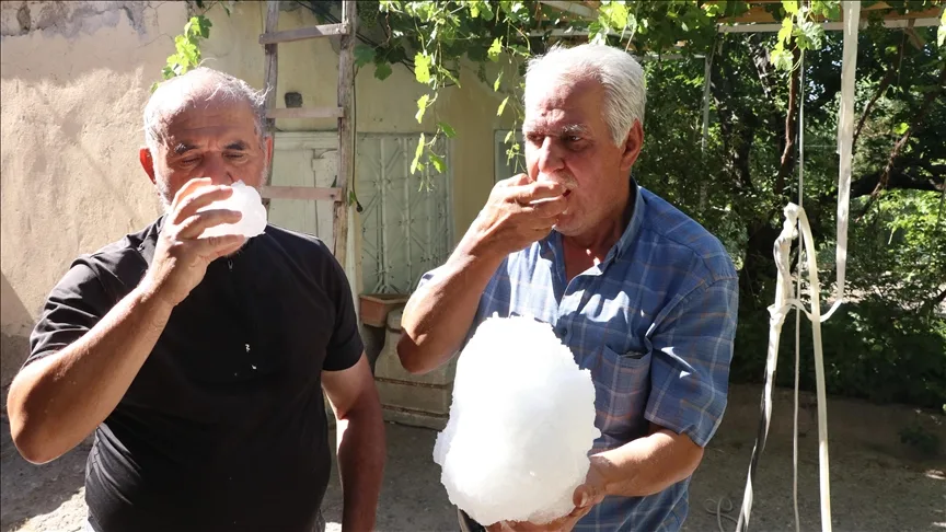 Kışın kuyulara doldurdukları karın suyu ile yaz sıcağında serinliyorlar