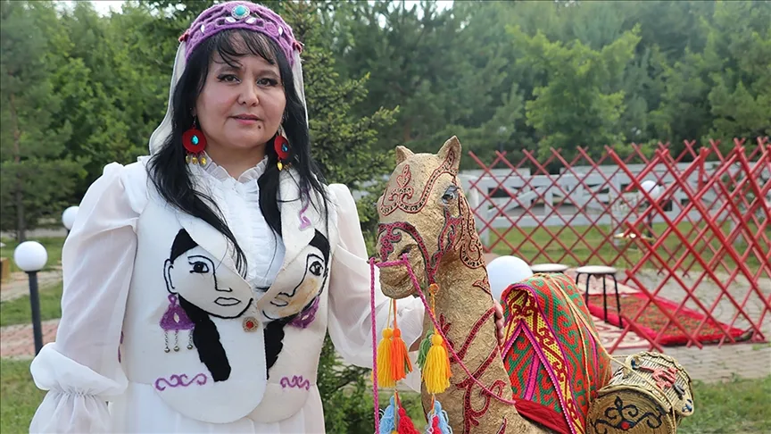 Kazakistan’da köy okulu öğretmeni çocuklara atıkları sanata dönüştürmeyi öğretiyor