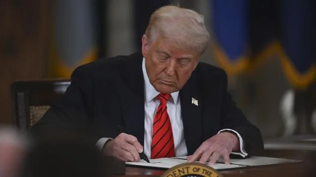 Trump, ABD’nin Suriye’ye yaptırımlarını sonlandıran kararnameyi imzaladı