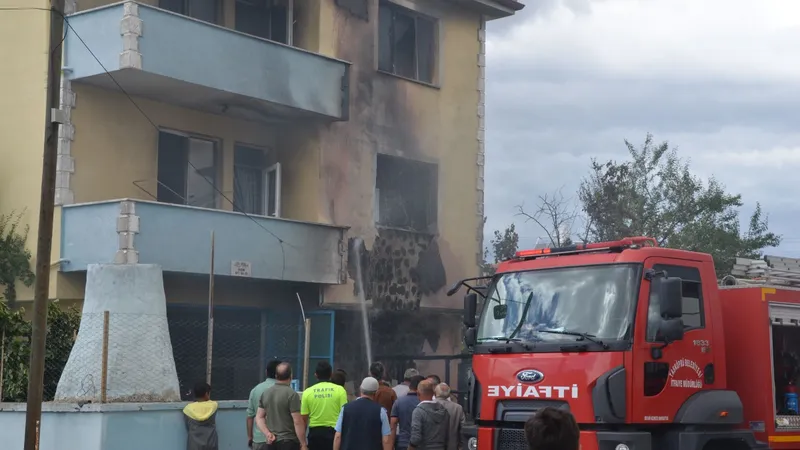 Kastamonu’da televizyon patladı, 3 katlı evi küle döndü