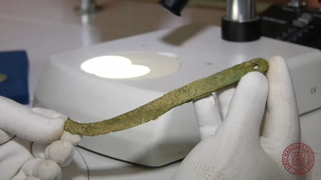 Kazakistan’da Erken Saka Dönemine Ait 2.700 Yıllık Nadir Bronz Bıçaklar Bulundu