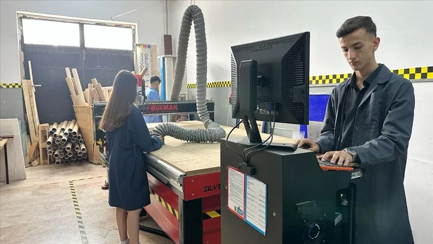 Zeytinburnu’nda meslek lisesi öğrencileri üreterek iş hayatına hazırlanıyor