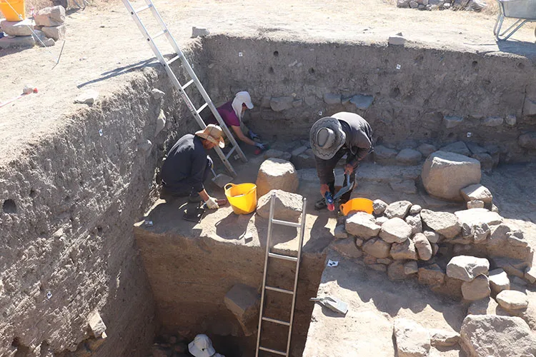 Uşaklı Höyük’teki kazılarda eski dönemlere ait yemek kültürü ve tarımsal ürünler araştırılıyor