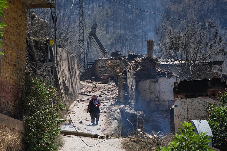 İzmir Ödemiş’teki orman yangını 40 haneli mahalleyi “hayalet köy”e dönüştürdü