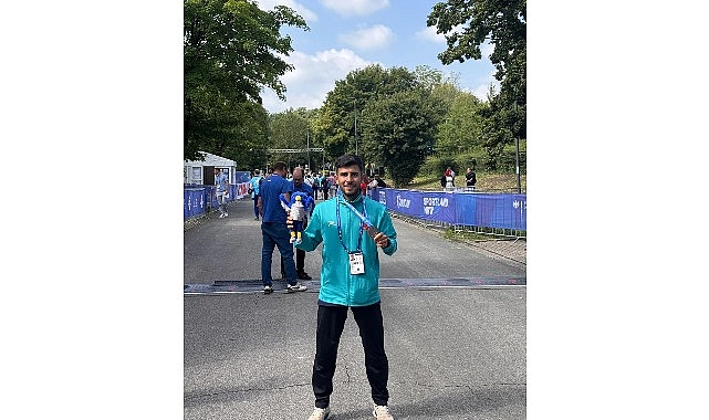 Osmangazili atletin milli forma ile madalya sevinci