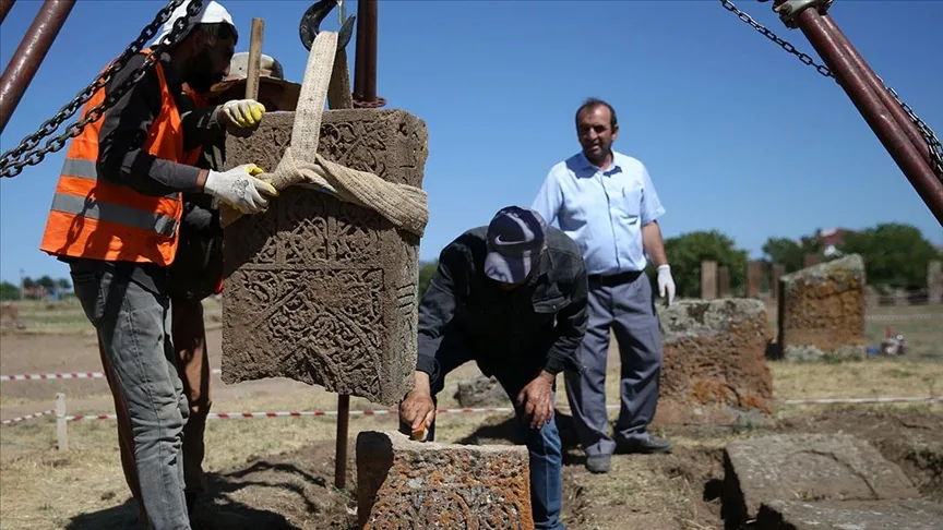 Selçuklu Meydan Mezarlığı’nda 22 yeni mezar kayıt altına alındı